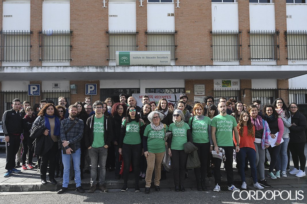 cordopolis_es's tweet photo. Protesta de los padres y alumnos del instituto Averroes por un recorte del 50% en su presupuesto https://t.co/FV03Jg6dxz https://t.co/wWpLaLsUAf