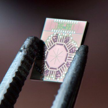 StephanieCion's tweet photo. #Tinychip looks deep inside your body with millimeter-#waveradiation https://t.co/mV4mYeZnXa #medtech #healthtech #chip #medicaldevice https://t.co/WpgnMz5EWV