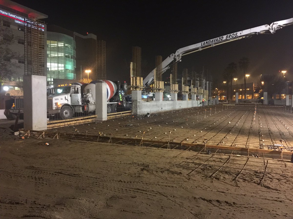 WarrenMartin17's tweet photo. Pouring parking structure for hospital #CentralValley #Cemex #Fresno https://t.co/bRl2GewxFG