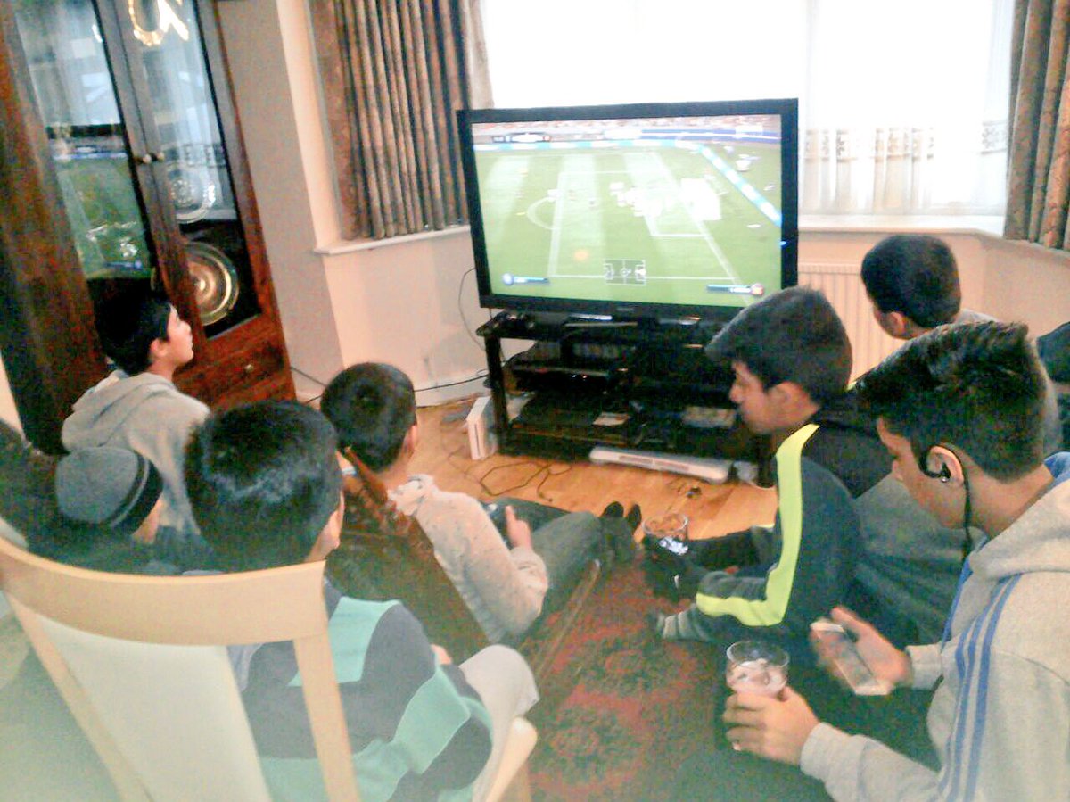 BooksAreSpread's tweet photo. Prayer in congregation followed by lunch & FIFA brings @AtfalUK together during half term. #AtfalWeek #MuslimFun https://t.co/QaZYLuAfWb