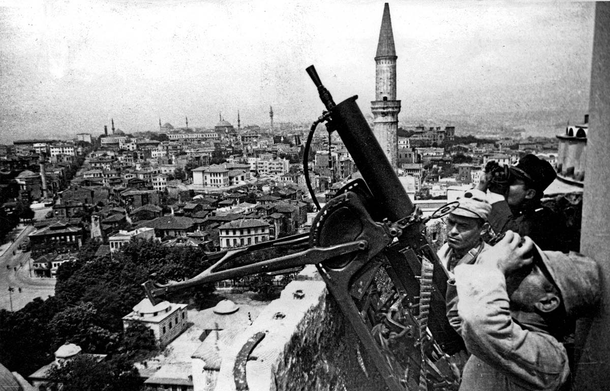 BizimMAHALLE2's tweet photo. 2. Dünya savaşı için Tatbikat yapan Türk Askeri

1940 yılında #AyasofyaCami Minaresinde Mevzilenmiş

Müezzinlerini Hasret Minareler! https://t.co/v6U9zdyh51