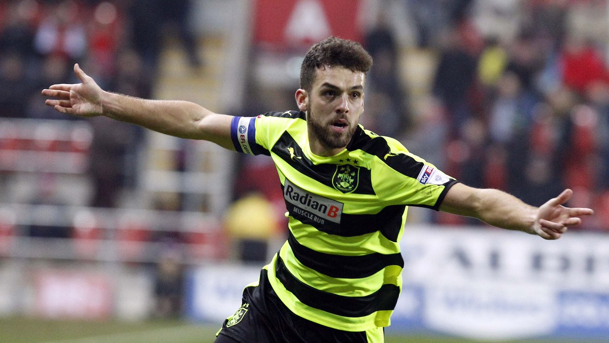 İngiltere liglerinde gole en fazla katkı yapan savunma oyuncusu Tommy Smith.

3⚽ 
8🅰