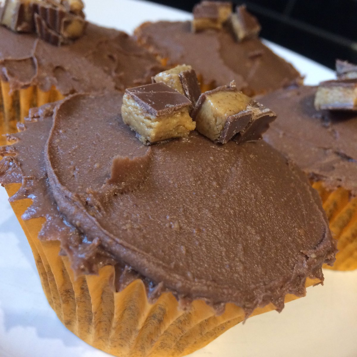 Bakingbugcakes's tweet photo. @ReesesPBCups chunks on top of #Reeses spread over #fairtrade #realchocolate cupcakes
#nomnomnom
@TandLFactory
#schooldelivery https://t.co/R3TjFG8aq1