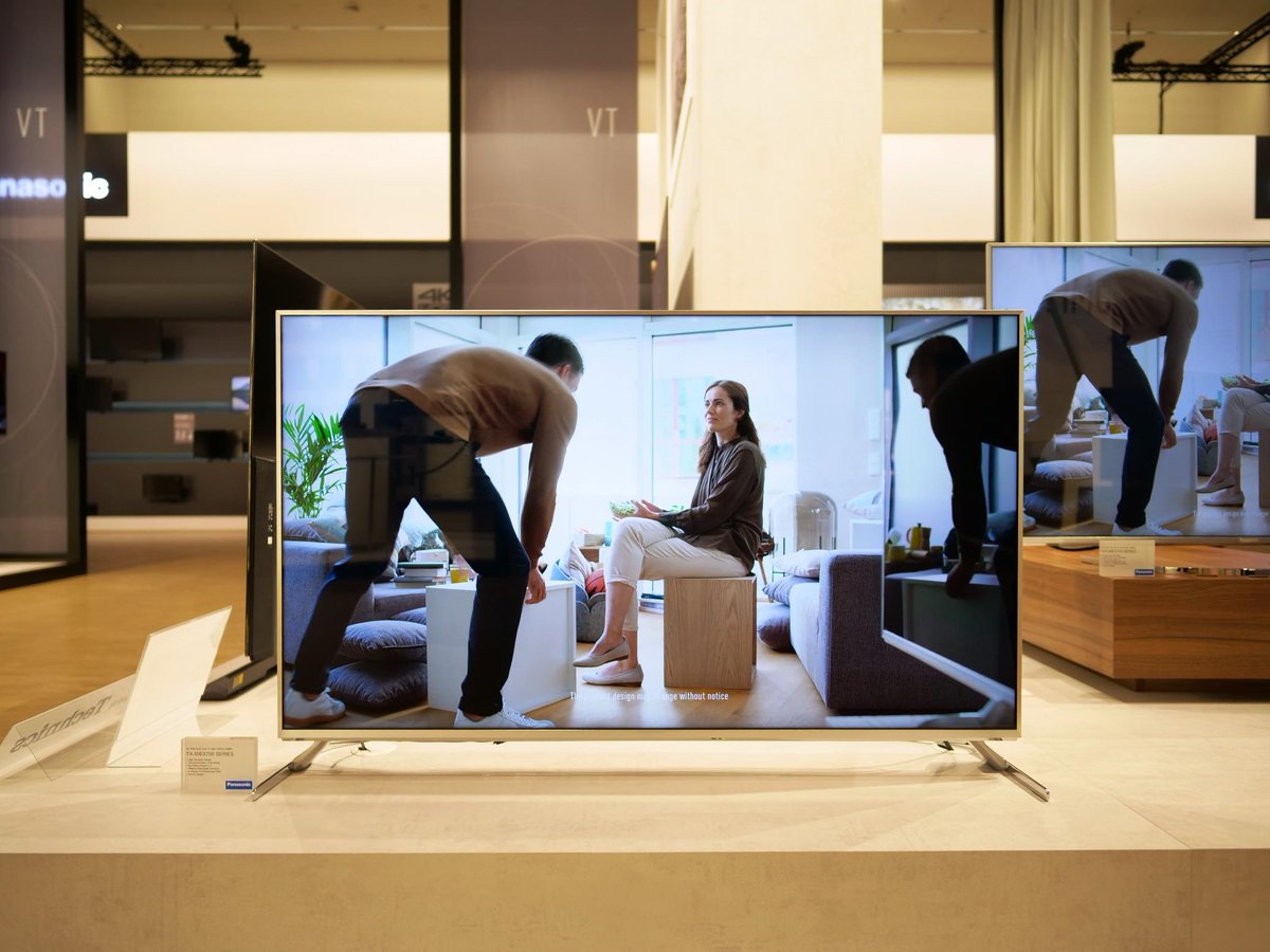 PanasonicEurope's tweet photo. Vivid 4K HDR images provide a stunning viewing experience &amp; the Switch Design allows the TV to suit any room #EX700

https://t.co/SpU1Sb0RpY https://t.co/7C2rph4qcT
