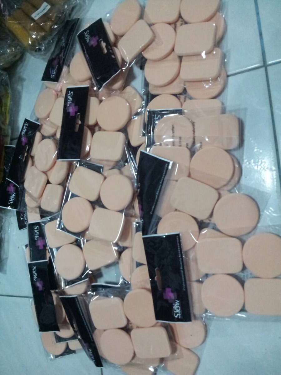 PlsRT คนรู้จักเราธุรกิจล้มละลาย😭 เลยฝากเอาของมาเลขาย พัฟห่อละ10บาท สงสารเขามาซื้อกันนะ😭🙏 ของดีมีคุณภาพเเน่นอน #HowtoPerfect #ทวิตดีคนรีน้อย