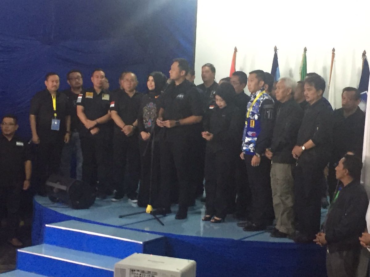 Setelah ditunggu-tunggu, akhirnya Agus-Sylvi melakukan presscon yang disaksikan media dan para pendukungnya. #JAKPilkada #123SayangSemuanya