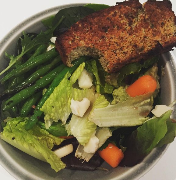 RealNutritionNY's tweet image. Loving this #meal I made of a simple #salad and a slice of #HOMEMADE almond bread! Satisfying and #healthy! #nutritionist #nyc #nutrition