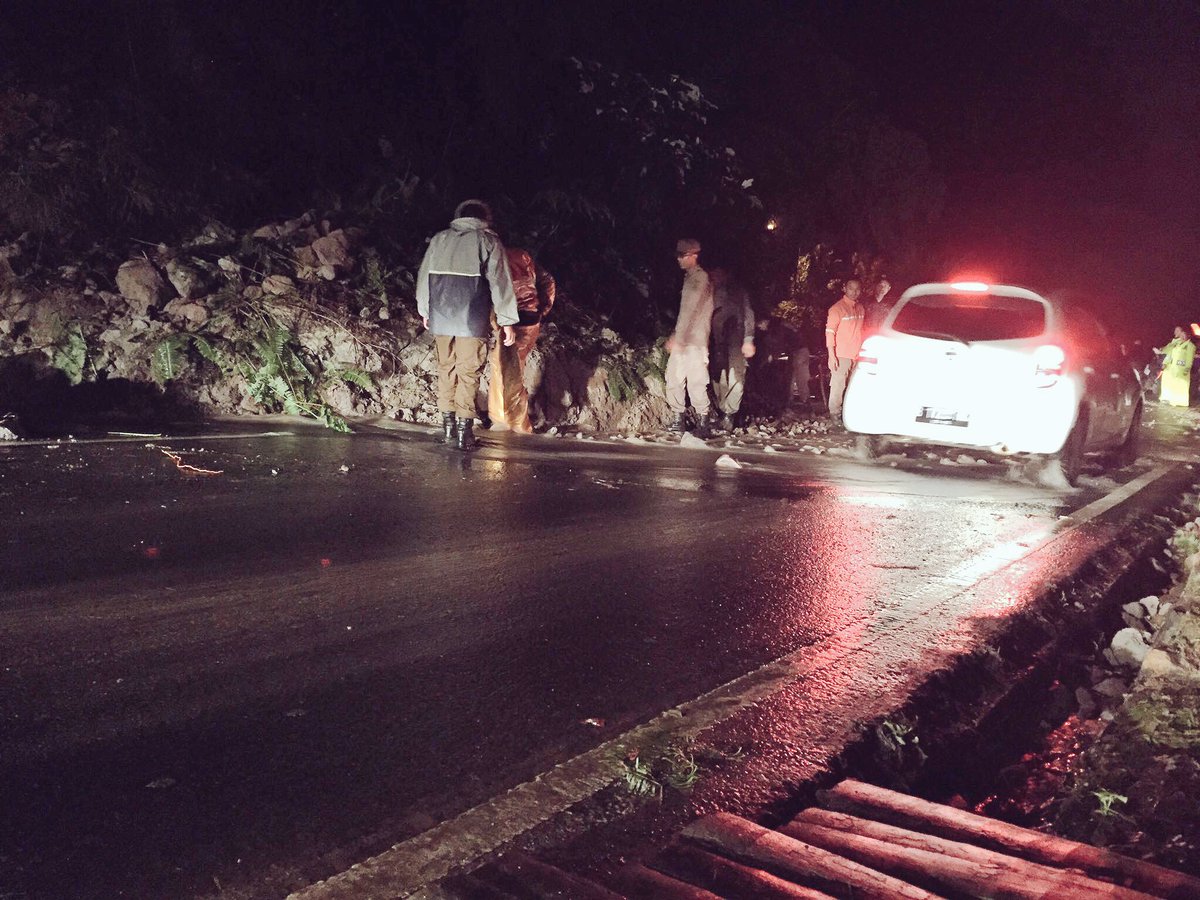 21:10 Longsor di dpn Villa Suga &amp; sekitar Gunung Mas Jl. Raya Puncak, lalin tersendat &amp; msh penanganan. <a href="/bonsolasep1/">Asep Bonsol</a>