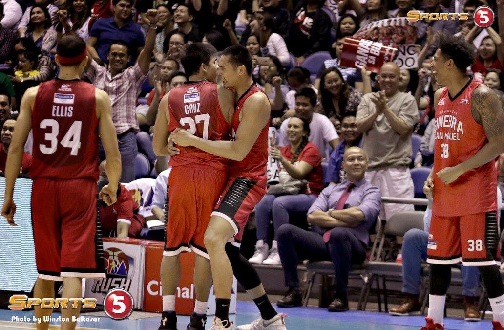 foto_geek's tweet photo. My photo of @JervyCruz_20 @japethaguilar35 @jdv_38 #JoeDevance #ChrisEllis celebrating @barangayginebra win on @Sports5PH @BrgyGinebraSMig https://t.co/1LxGDNnQyi