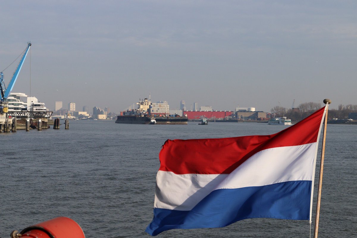 De_Havenmeester's tweet photo. Ons patrouillevaartuig #RPA11 begeleidt transport naar de 2e Werkhaven #Botlek #S44 https://t.co/ytrPfoaCDG