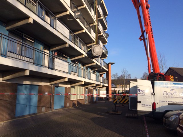 Bevicobv's tweet photo. Het zit er weer op! Het verticale transport voor het vervangen van 52 energiezuinige dakventilatoren aan de Wingerd, te Waddinxveen. https://t.co/HSldVzRLql