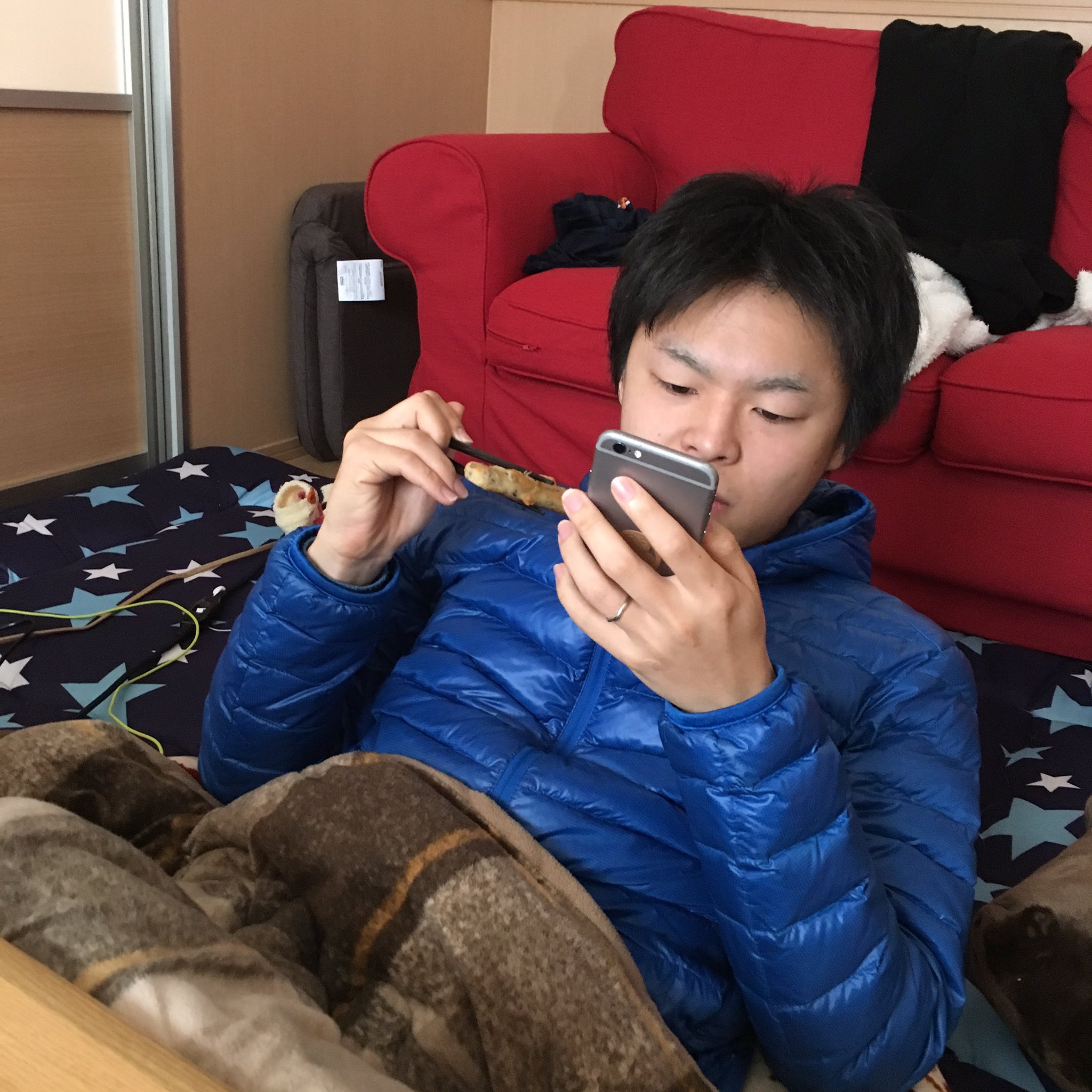 あやなん V Twitter わかった この人 ご飯食べる時の姿勢とゲームする時の姿勢を逆に教わってしまったんだね T Co Oohvlcyzq8 Twitter