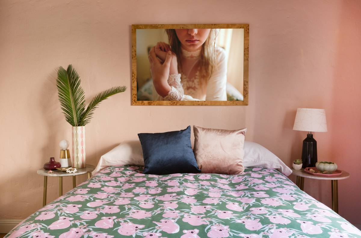 InteriorsSeven's tweet photo. A '70s-Inspired Bedroom Makeover That's Modern, Fresh, and Pink! Source- https://t.co/aSmw3NlLYk #interiordesign #design #innovativeinterior https://t.co/ifIy5TQLtC
