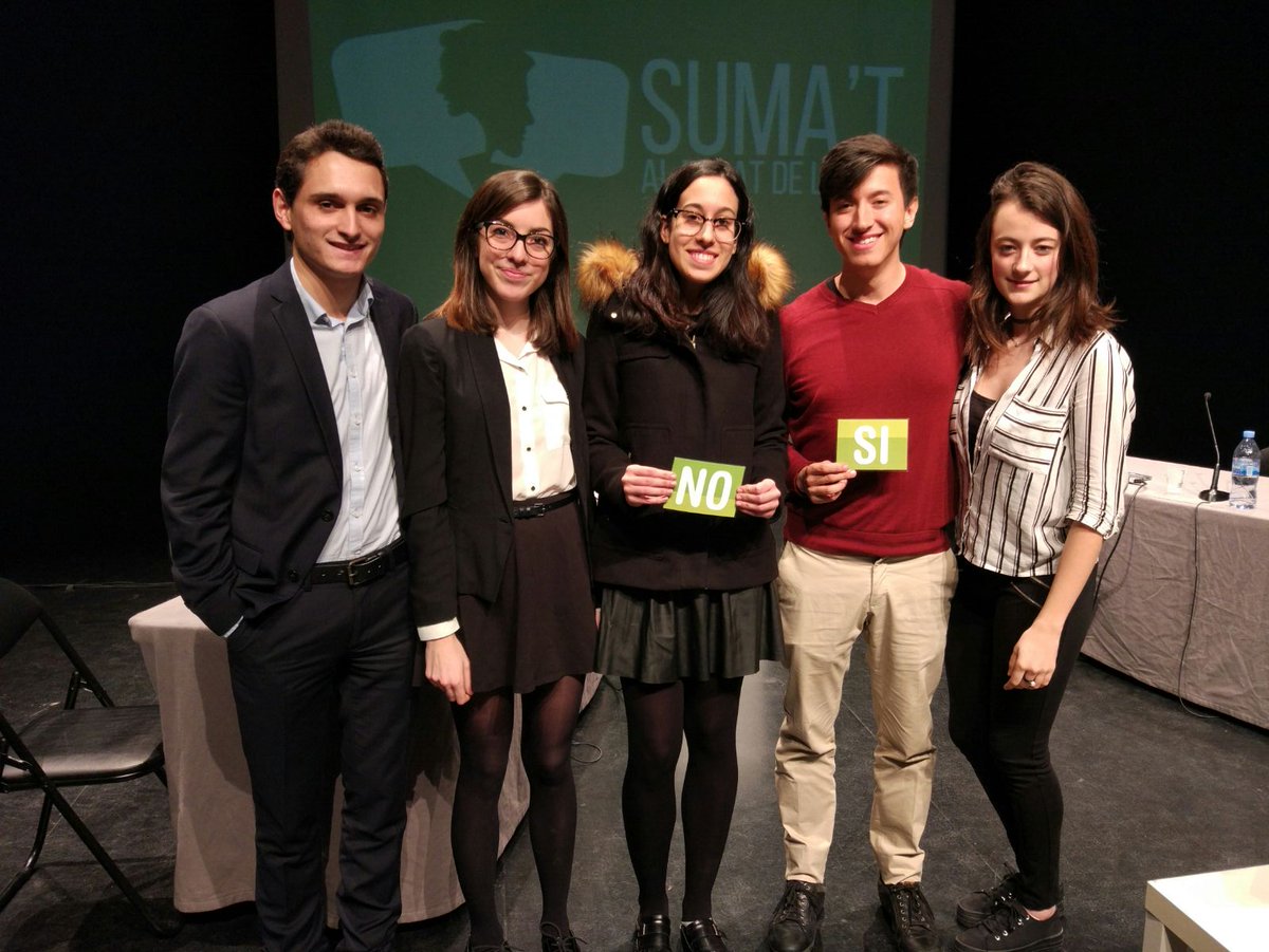comunitatuab's tweet photo. Ara sí: comença la final de la #lligadedebat: #equipM, debatrà #encontra i #equipR #afavor. Molta sort a tots dos equips! @xarxavives https://t.co/lqmSL6QMHo