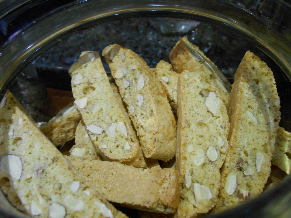 Dunk a vanilla almond biscotti in your espresso drink of choice!

#biscotti #vanilla #dunking #snacktime