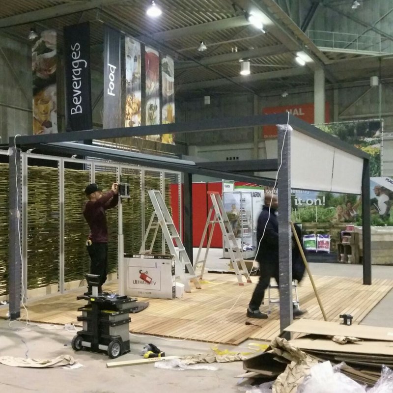 SMITS_NL's tweet photo. Druk bezig met de opbouw van de #Cubola XL. Van 16 t/m 19 februari te zien op de #tuinidee2017 beurs in #denbosch ! https://t.co/eNxOJDyo3A