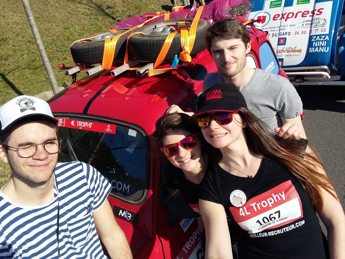 SolidatlasAsso's tweet photo. Quand on croise les Copains 
@4L_Trophy  
@GroupeHEMA https://t.co/WfXe8F9cpj