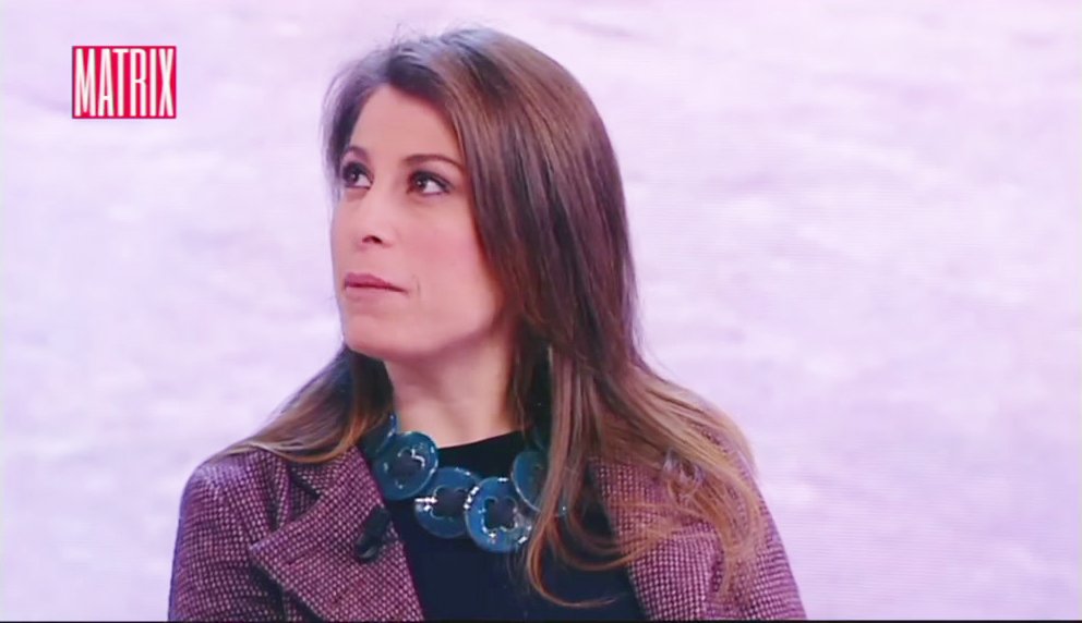 Gualandi_Off's tweet photo. Accade a #SanValentino l'incontro tra il consigliere Piccolotti e la nostra collana a Bottoni #Tv #Matrix https://t.co/AJpcOKPVRX