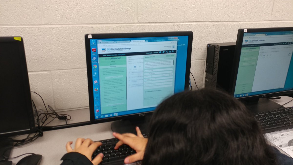 Gomez_tech's tweet photo. Students working on their CCRIP Literacy Task. Currently organizing their abundant ideas. @PGCPSSTEM #greatbychoice #sascurriculumpathways https://t.co/Ad20F0G8r0