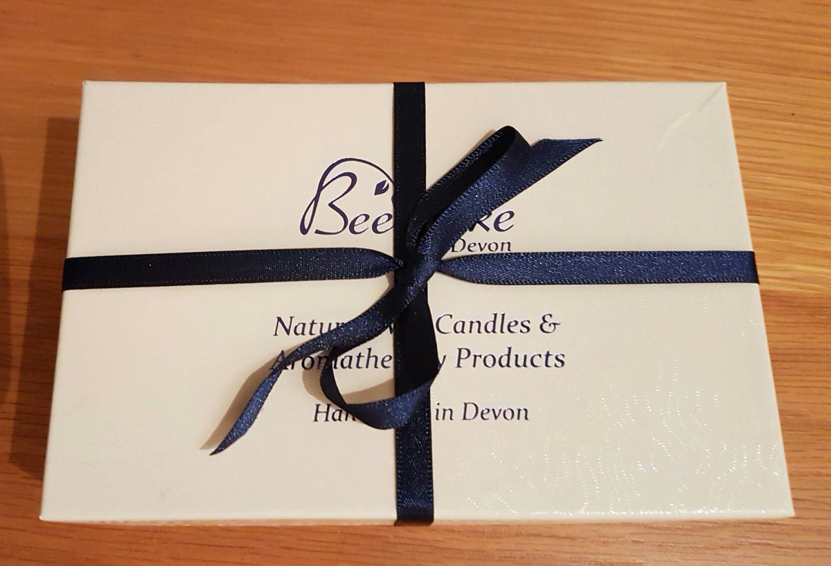 DevonPixels's tweet image. My wife was chuffed with her Valentine's rose and heart candles made by @beespokeofdevon #DevonHour #LocalBusiness
