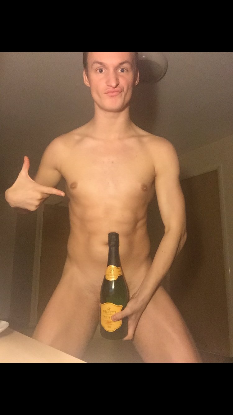 Did I mention prossecco is my favourite thing in the world!!!! ??? https://t.co/xIoQujRgXJ