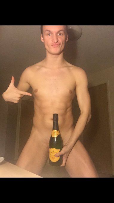 Did I mention prossecco is my favourite thing in the world!!!! ??? https://t.co/xIoQujRgXJ