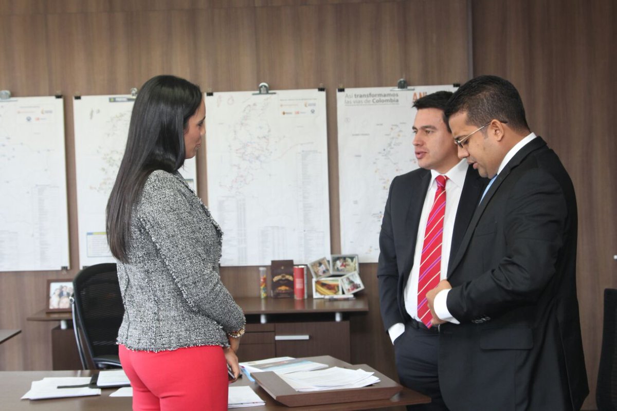 TutoUhiaAlcalde's tweet photo. En reunión con @MinTransporteCo @JorgeERojasG y @KatriMorelli tratamos relevantes temas para la ciudad: @SETPCValledupar y seguridad vial. https://t.co/Hm9QEJQRG8