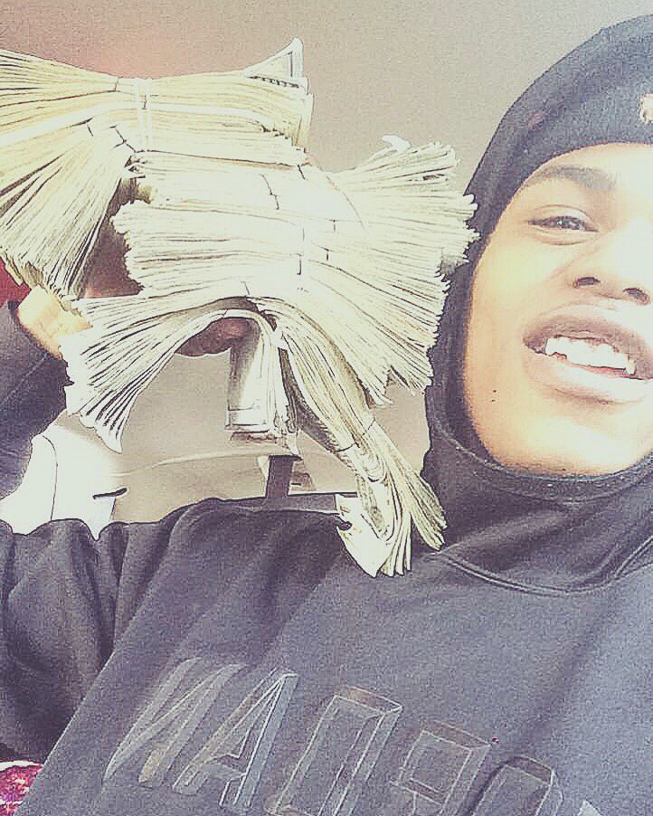 TherealLilmick's tweet photo. I got All These Bandz On Me 🤑💸🏃🏾#LILMICK #RunItUp https://t.co/taxux5WbRr