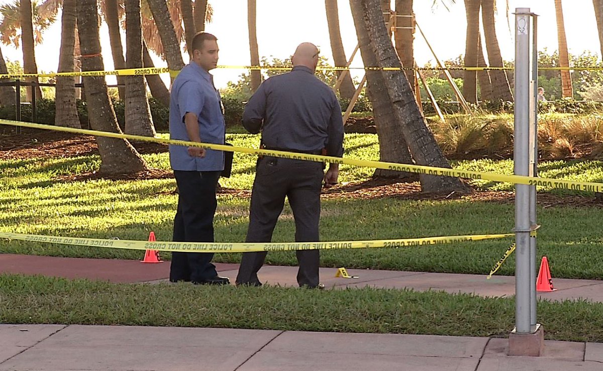 JRodzMIA's tweet photo. Couple shot while out on an early morning walk on #MiamiBeach @Telemundo51 @lisettmarit51 https://t.co/u283T5FpfJ
