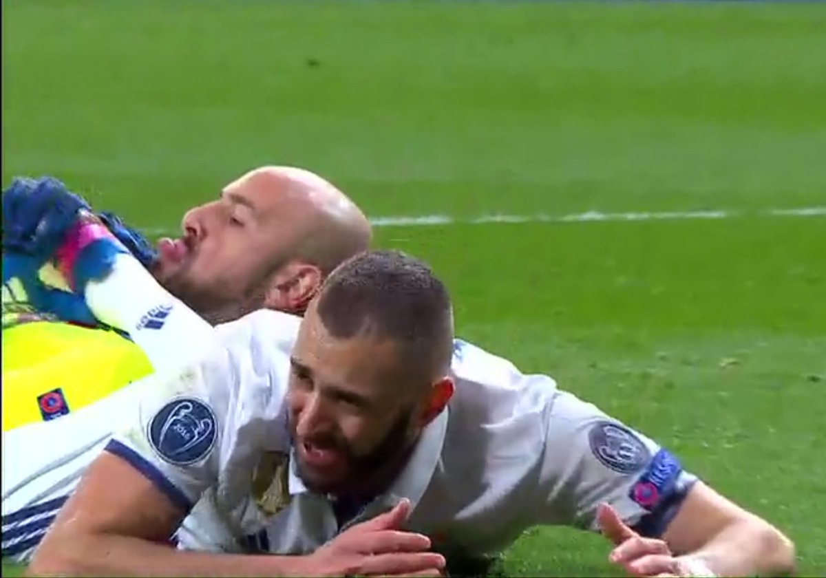 SimplyMichy's tweet photo. I think Reina has a shoe fetish hahahahaha #realmadridnapoli #reanap #ucl #reina #benzema https://t.co/mkX8SeapDc