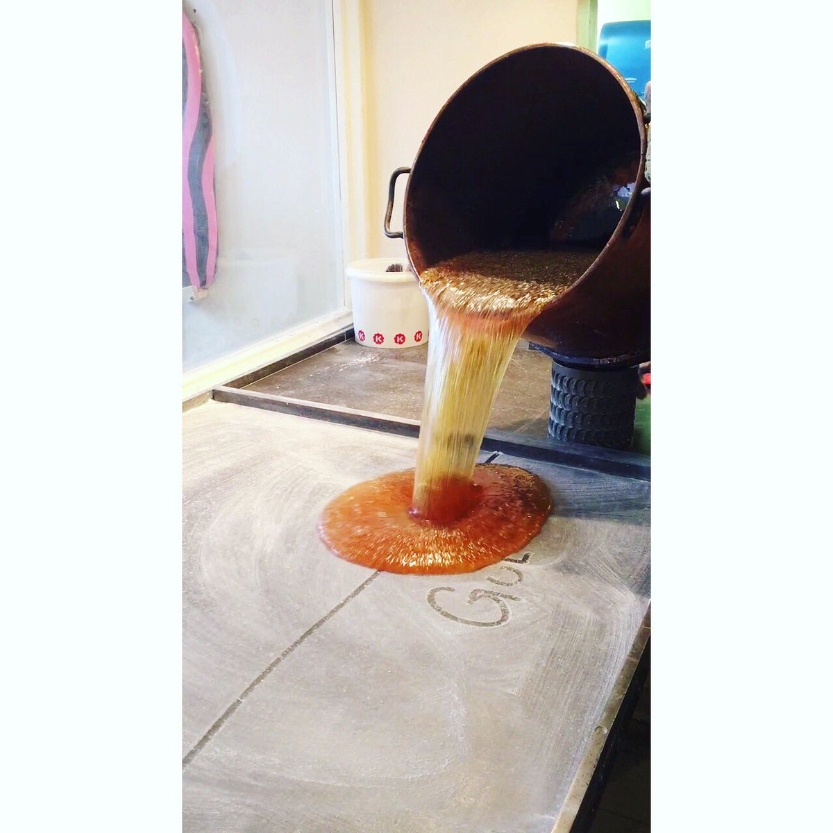 Many liters of super hot sugar about to transform into extremely hot chili sweets in different flavours 🍬🌶🍋🍓🍍 Watch your fingers 🙌🔥