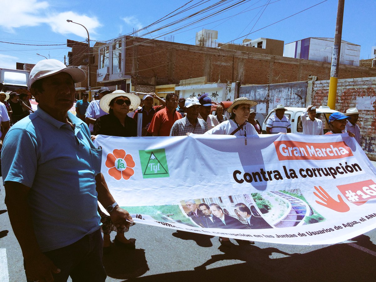 BancadaFAperu's tweet photo. "Usuarios unidos jamás serán vencidos" es el pedido de miles de agricultores de todo el Perú! Abajo la #Corrupción @HumbertoTYL presente! https://t.co/zb0upNEDv3