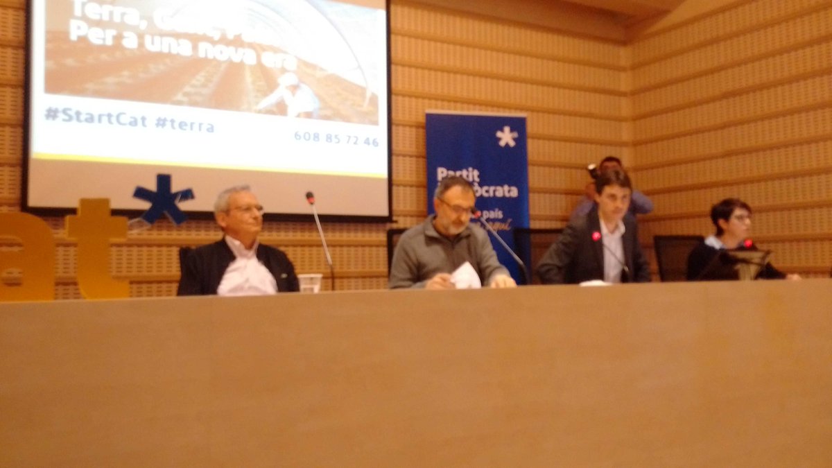 joancaball's tweet photo. Avui amb la gent de Pdecat, Parlant de Terra, Gent, País, per una nova era.@uniopagesos https://t.co/ydizJstzwP