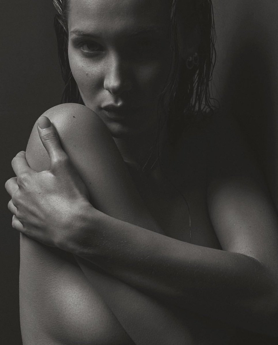 FUCCl's tweet photo. Bella Hadid sizzles for V Magazine https://t.co/dSnZTt4N9X