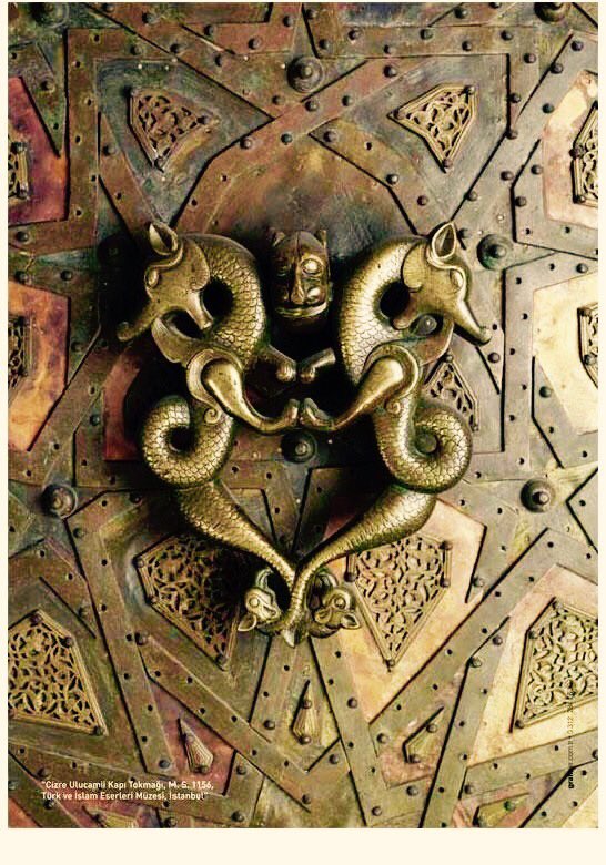 Meşhur Artuklu maden işçiliği olan, Cizre Ulu Camii'nin kapı tokmaklarından biri Danimarka'da sergileniyor. 1960'larda çalınmıştı.