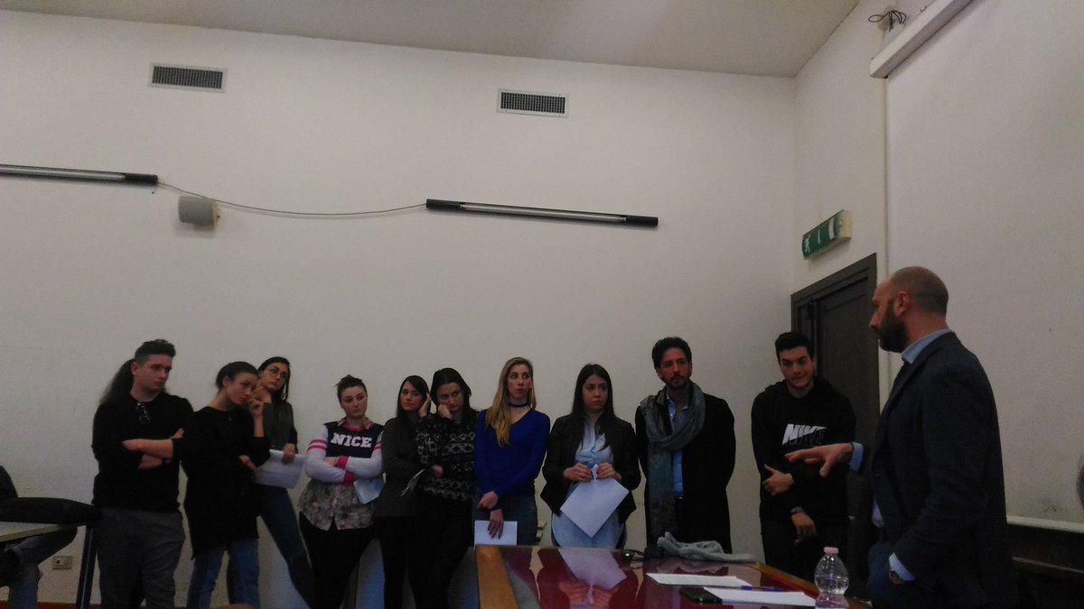 AsuFederico2's tweet photo. Come i giovani immaginano l'#Europa? #Eramus #Sve #Immigration ne parliamo oggi a Scienze Politiche @UninaIT con il prof. Gianluca Luise https://t.co/rXo5e4UoSA