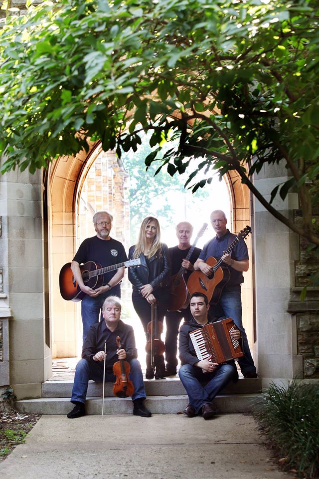 RadioUdeG's tweet image. Esta mañana en #OjoCerradura disfrutamos música de @altanmusic , @ClannadMusic y de #MarieBrennan.
radio.udg.mx 104.3 FM