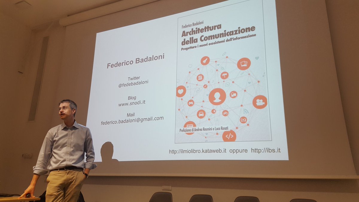 Menomale che ci sono gli antropologi a ricordarci che esistono i luoghi, prima degli oggetti e delle informazioni. @fedebadaloni a #WpRoma