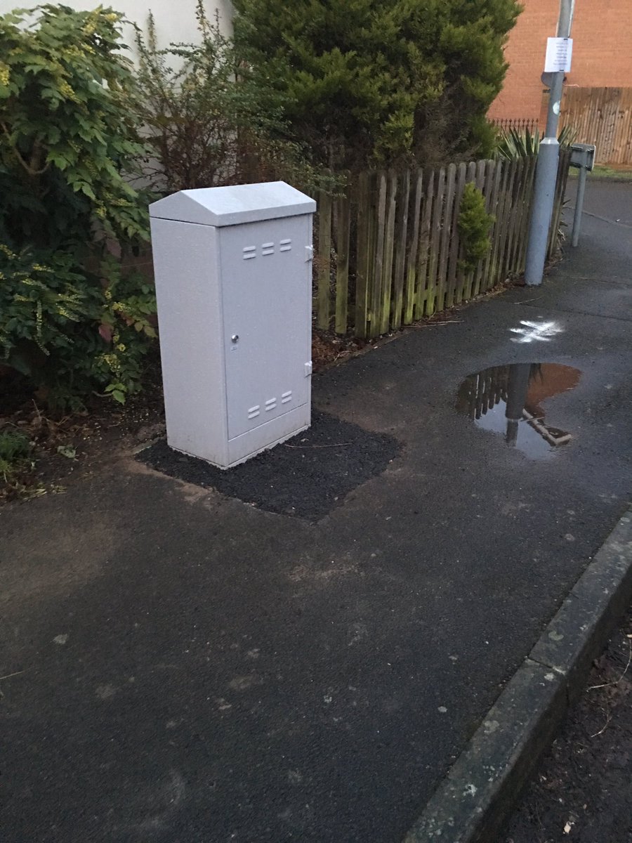 MikeFozOxford's tweet photo. @OxfordshireCC How can your planners allow these boxes to be installed in such a way. Not in keeping, obstructive to path users, #UglyBox https://t.co/pmeXOPsWF6