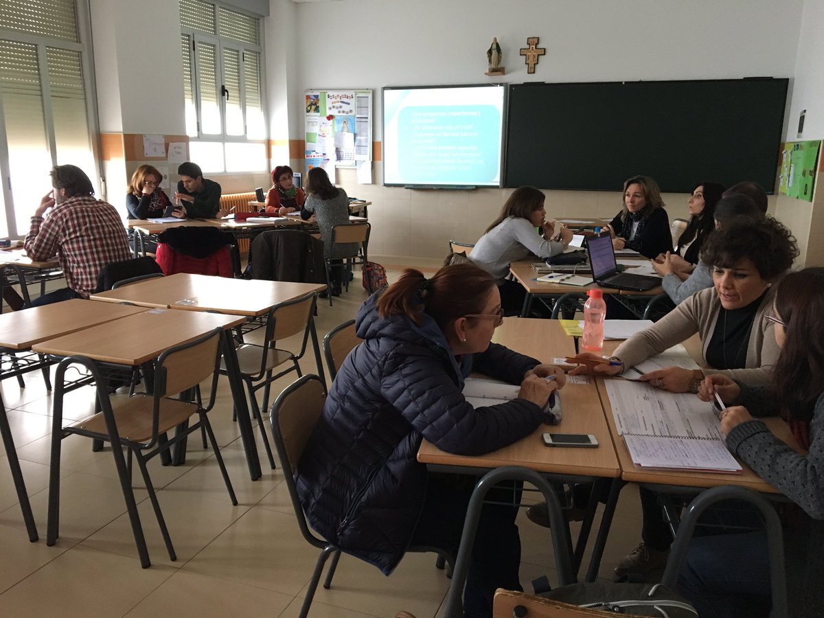 laencarnacionpb's tweet photo. Ponemos a punto nuestros proyectos con Teresa @trilemaedu #formacionABP #cambiocev https://t.co/1P0ruNYPZ8
