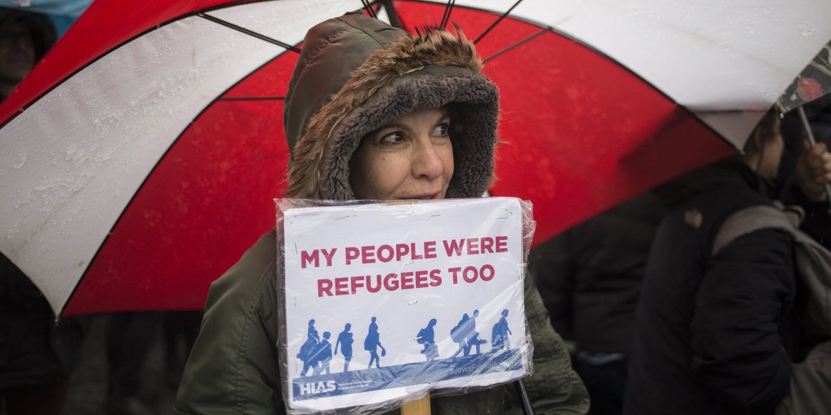 HuffPostPol's tweet image. 11 amazing acts of love inspired by Trump's Islamophobia huff.to/2kxCAQW