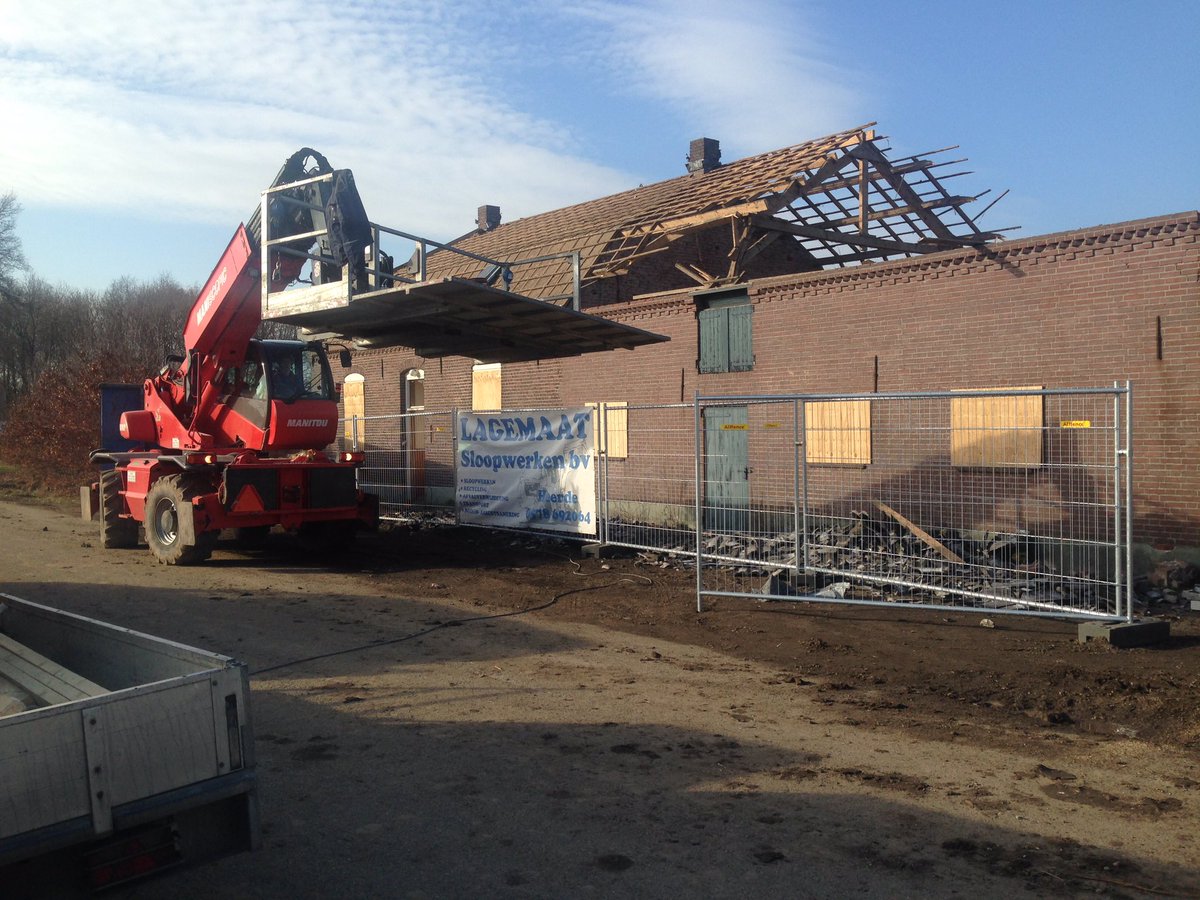 Sloop woningen tbv Laarakker Zuid is van start gegaan. Nog meer #kavelsopmaat #aanA73