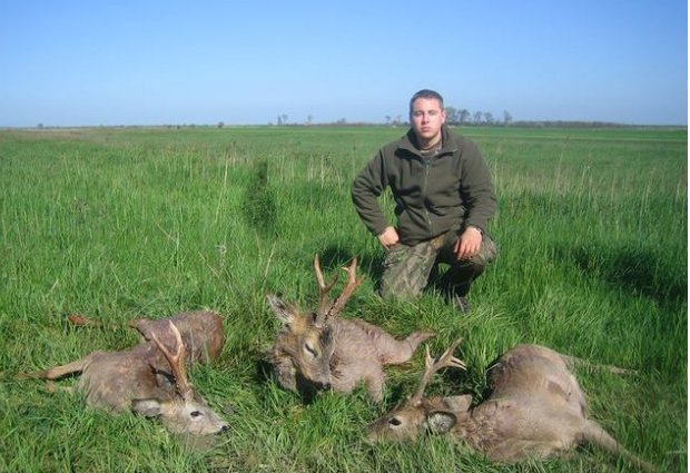 HappyHunts's tweet photo. What do you think about this trophy Roe Buck trio? Download #Happyhunts now!  #hunt #huntchat #huntress #wednesdaymotivation https://t.co/iNKgdpuugK