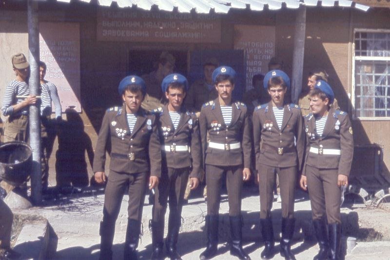 Дембеля-десантники перед отправкой домой из Афганистана. 1986-й год.