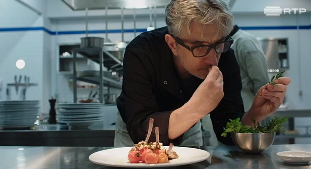 RTP1's tweet photo. Já estreou o novo episódio de #SimChef no RTP Play: 
https://t.co/eGQiRscobF https://t.co/nB65ooOytd