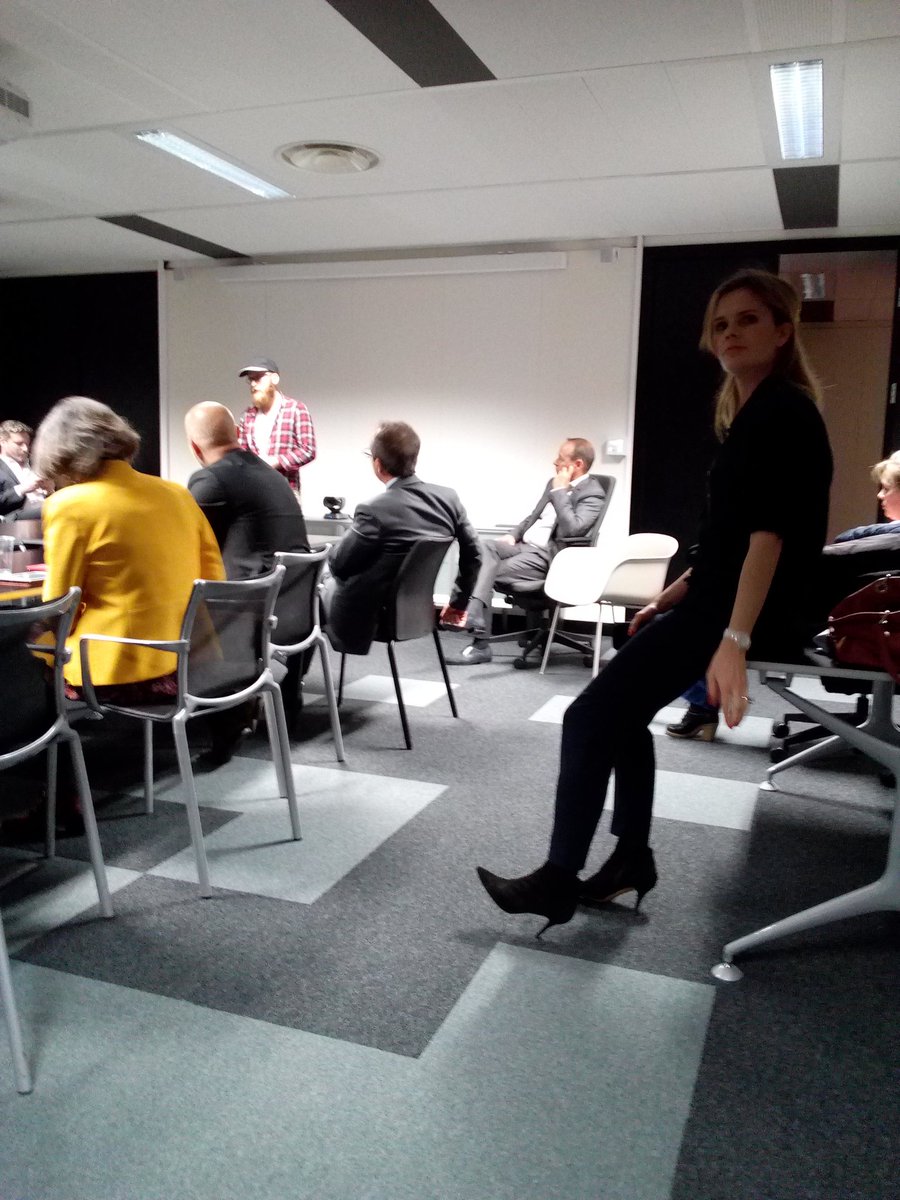 Abracadacook's tweet photo. Une rencontre nocturne avec l'Académie des dirigeants à Théophraste. https://t.co/MbV0MLYtPy