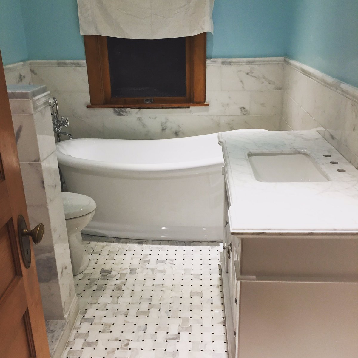 MaryLynchDesign's tweet photo. Ready for fixtures! #bathrooms #bath #fesign #marble #tubs #sinks #interiors #progress #mn #stpaul #mld https://t.co/v7PSJemNyl