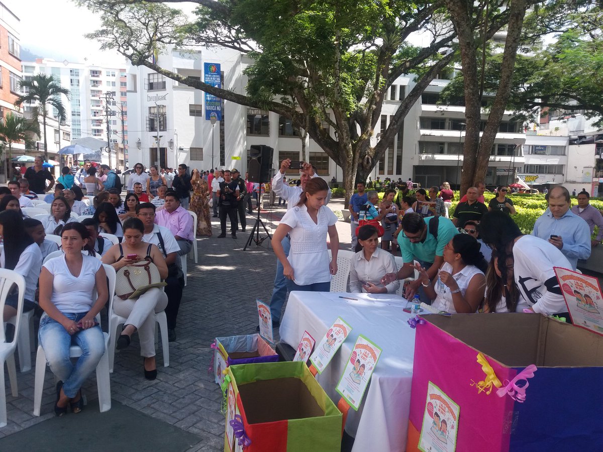 PoliciaIbague's tweet photo. Acompañamos al @CONCEJODEIBAGUE a la Clausura del #Libroton donde se recolectan libros y útiles para niñ@s de bajos recursos https://t.co/WoOQXwxACi