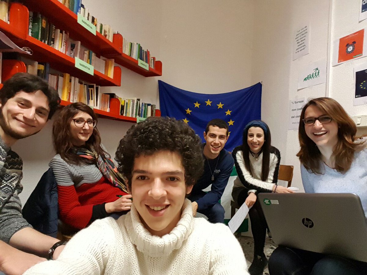BolognaGFE's tweet photo. Yesterday, 14.02.2017.
A federalist San Valentine's. Thinking about #rome and #MarchForEurope2017 #toFedEu #gfe60 https://t.co/VRg9E2GMqN