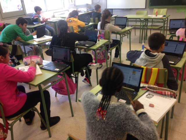 EscolaElPolvori's tweet photo. #novestecnologies. Els alumnes de 6è fent un examen "especial" sobre l'energia. Treballant amb tablets i pissarra digital. https://t.co/nDbi38WCkW